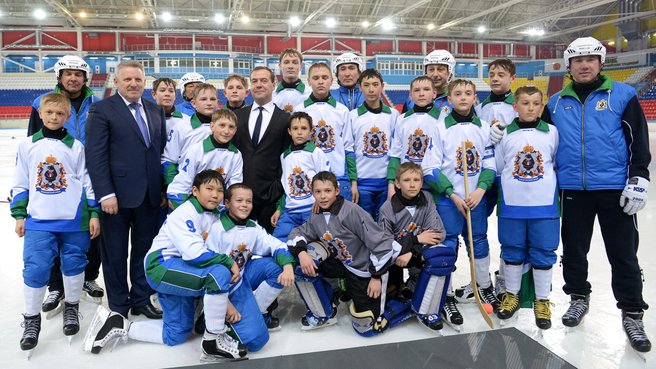 Совместное фотографирование со спортсменами во время посещения краевого дворца хоккея с мячом «Арена “Ерофей”»