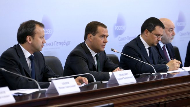 With Deputy Prime Minister Arkady Dvorkovich, First Deputy Chief of the Government Staff Maxim Akimov and Skolkovo Foundation President Viktor Vekselberg