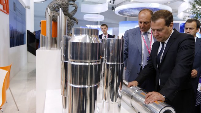 Осмотр экспозиции международной выставки промышленности и инноваций «Иннопром-2014»