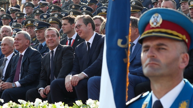 На военном параде в Белграде с Президентом Сербии Александром Вучичем (справа) и вице-премьером Юрием Борисовым