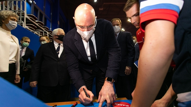 Дмитрий Чернышенко посетил центр настольного тенниса «Факел-Газпром»