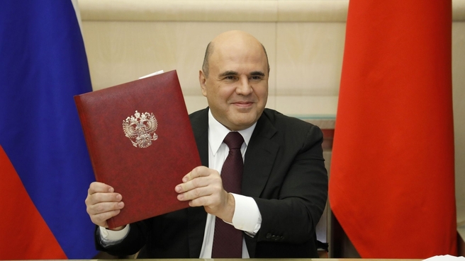 Mikhail Mishustin at the signing of documents during the 26th regular meeting of Russian and Chinese heads of government