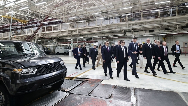 Дмитрий Чернышенко совместно с губернатором Ульяновской области Алексеем Русских посетил завод и музей УАЗ