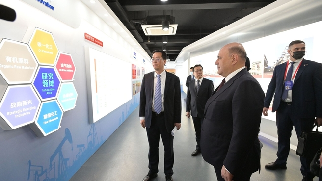 Mikhail Mishustin visiting the Shanghai Research Institute of Petrochemical Technology of Sinopec Corporation, with Deputy Director Yingcheng Li