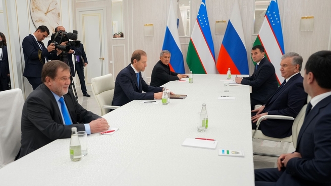 В рамках официального визита в Россию состоялась рабочая встреча Президента Республики Узбекистан Шавката Мирзиёева с Денисом Мантуровым