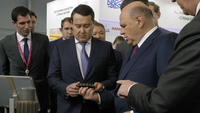 Mikhail Mishustin and Prime Minister of Kazakhstan Alikhan Smailov tour INNOPROM 2022. The Republic of Kazakhstan’s national exposition. A brief look at new cast beams, combustion heads, and cylinder cast-in-blocks by KamLitKZ. Sergei Kogogin, Director General of KAMAZ (right)