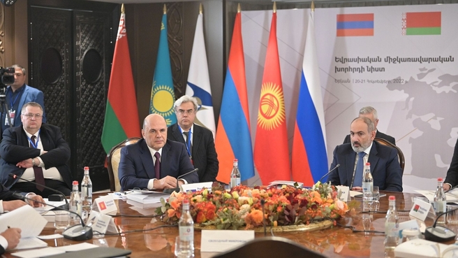 Mikhail Mishustin and Prime Minister of Armenia Nikol Pashinyan at a restricted meeting of the Eurasian Intergovernmental Council. With Deputy Prime Minister of Russia Alexei Overchuk and Deputy Chief of Staff of the Russian Government Elmir Tagirov