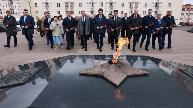 Александр Новак возложил цветы к памятнику героям Войны и Труда