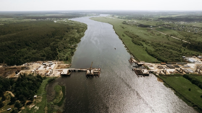 При строительстве северного обхода Твери специалисты приступили к надвижке пролетного строения моста через реку Волгу. Он станет частью скоростной федеральной трассы М-11 «Нева»