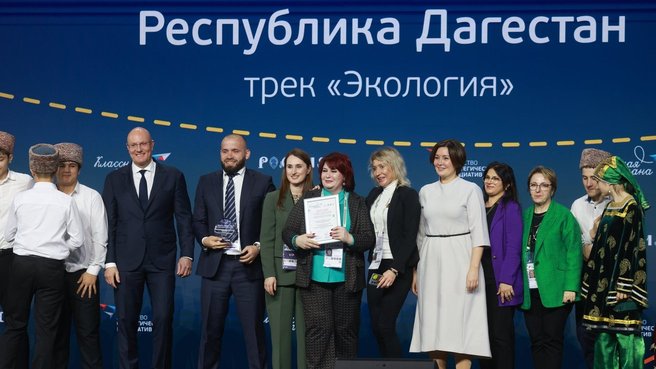 Дмитрий Чернышенко наградил школьников – победителей программы «Классная страна»