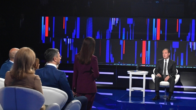 Диалог с Дмитрием Медведевым. Программа телеканала «Россия 24»