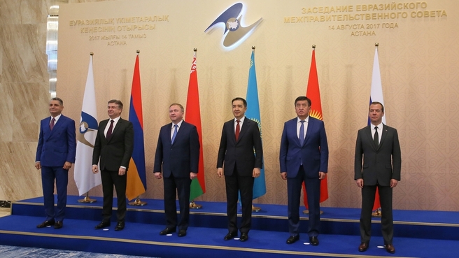 Совместное фотографирование глав делегаций - участников заседания Евразийского межправительственного совета