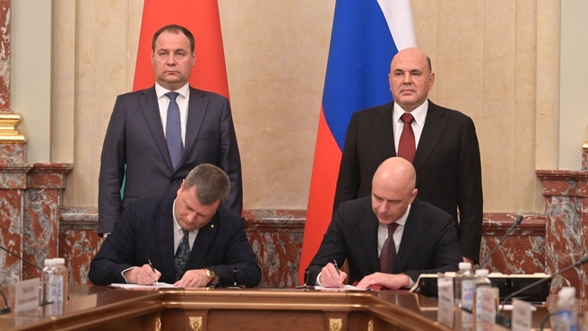 The signing of documents following Russia-Belarus talks