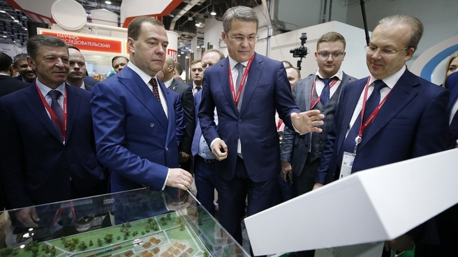 Touring the exhibition stands of the Russian Investment Forum Sochi 2019