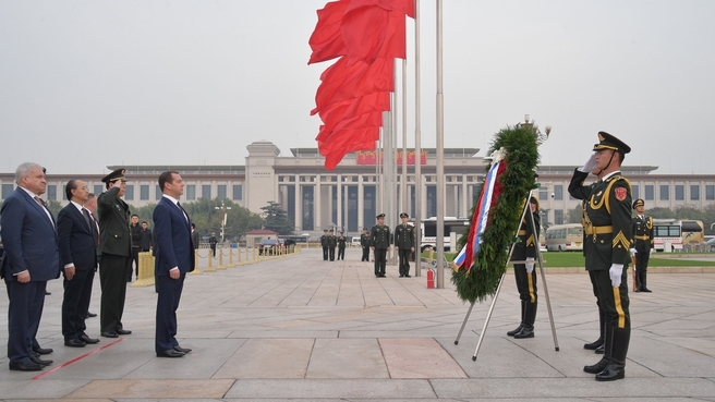 Возложение венка к Памятнику народным героям в Пекине