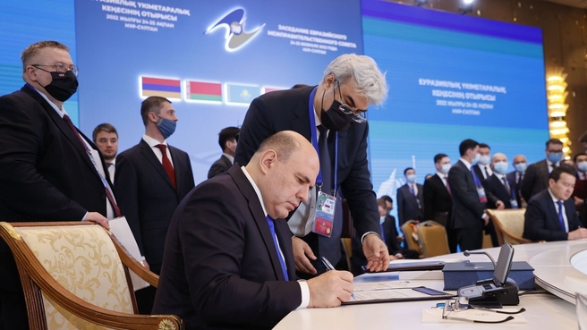 Signing documents adopted at a meeting of the Eurasian Intergovernmental Council