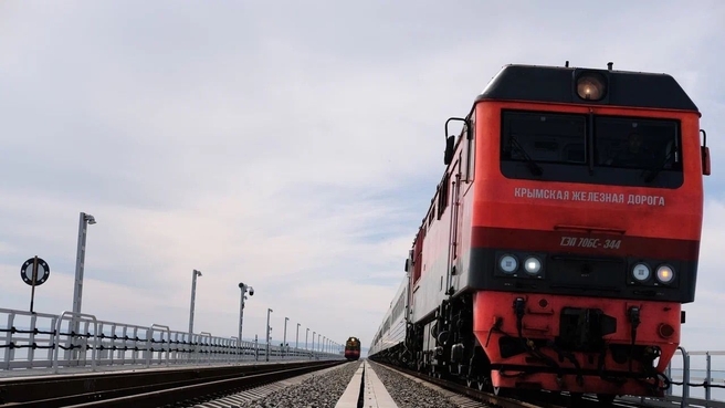 Марат Хуснуллин открыл движение по второму железнодорожному пути Крымского моста