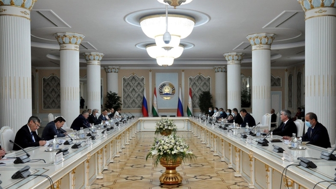 Встреча сопредседателей Межправительственной комиссии по экономическому сотрудничеству между Россией и Таджикистаном (фото пресс-службы МИД Таджикистана)