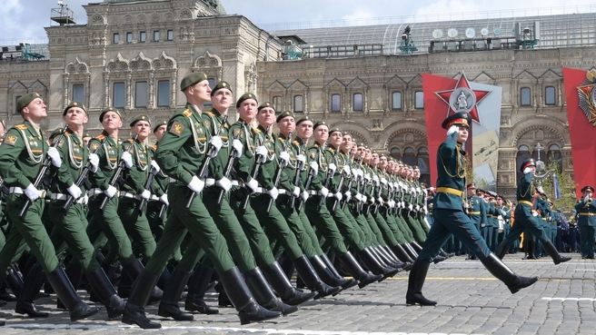 На военном параде в честь 77-й годовщины Победы в Великой Отечественной войне
