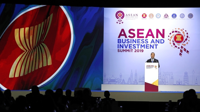 Dmitry Medvedev speaking at the ASEAN Business and Investment Summit 2019