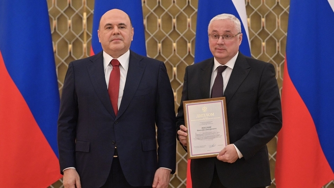 Mikhail Mishustin presents Government science and technology awards. With Rector of the MPEI National Research University Nikolai Rogalev
