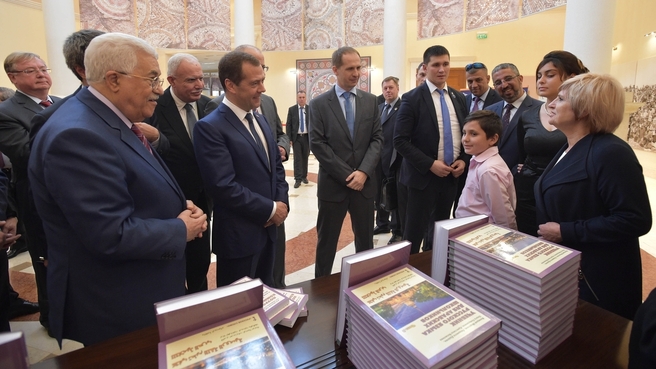 Presenting Russian language textbooks to Arab school children