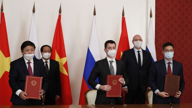 Подписание документов по итогам встречи вице-премьеров России и Вьетнама