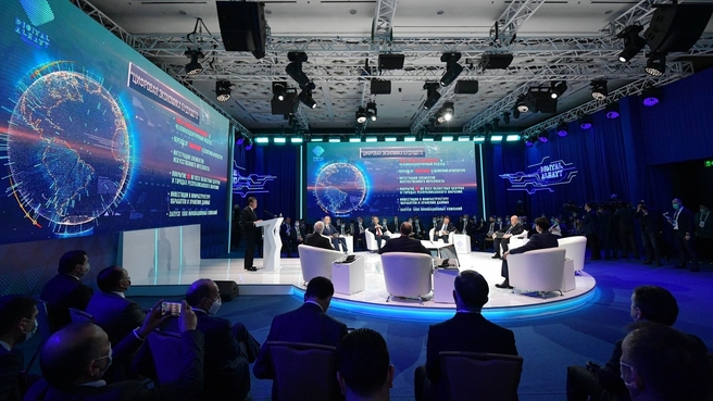 Участие в работе международного форума «Цифровое будущее глобальной экономики»