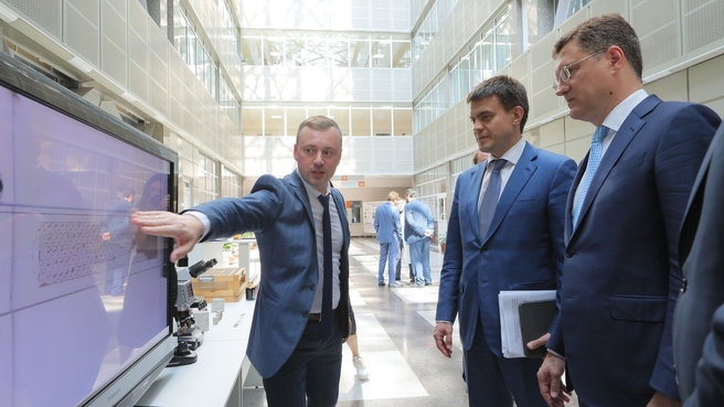 Александр Новак посетил Сибирский федеральный университет, а также входящий в его состав Институт нефти и газа