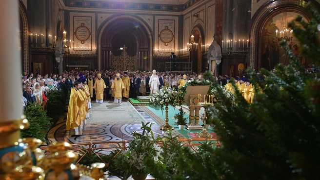 На торжественном рождественском богослужении в храме Христа Спасителя в Москве