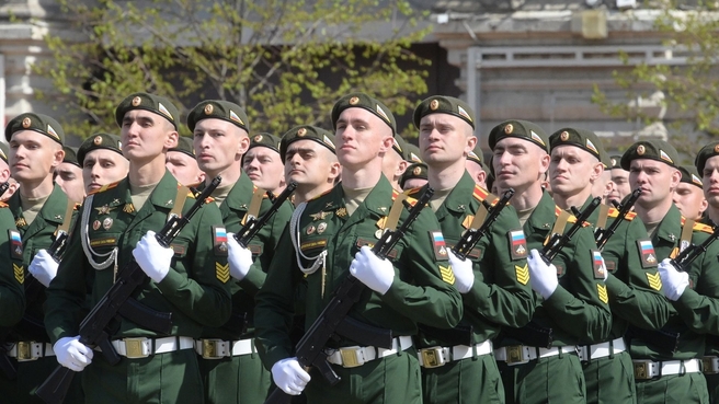 На военном параде в честь 77-й годовщины Победы в Великой Отечественной войне