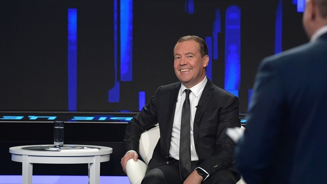 Диалог с Дмитрием Медведевым. Программа телеканала «Россия 24»