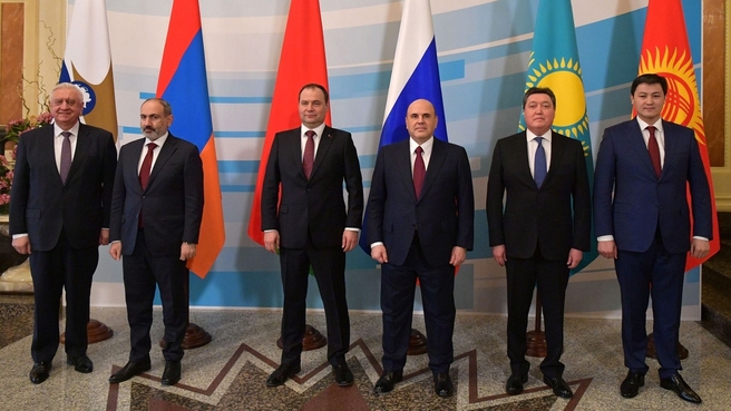 Совместное фотографирование глав делегаций – участников заседания Евразийского межправительственного совета (узкий состав)