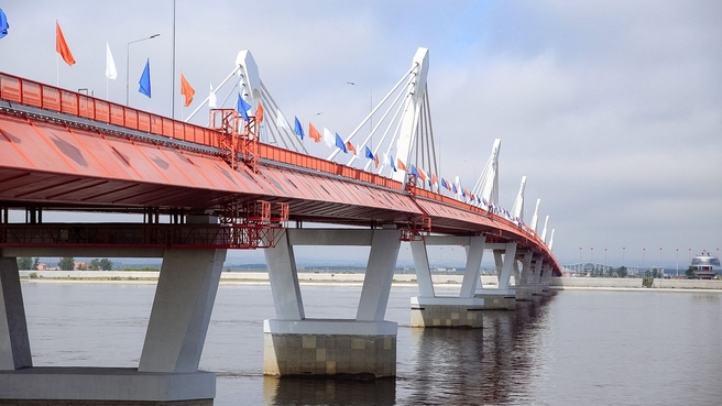 Торжественная церемония по случаю запуска движения по международному автомобильному мосту через реку Амур