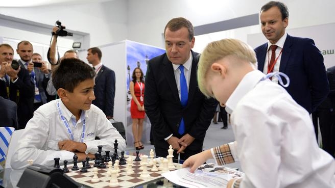 During a tour of the Sochi-2014 International Investment Forum’s display stands with Deputy Prime Minister Arkady Dvorkovich. The Chess parlor display stand