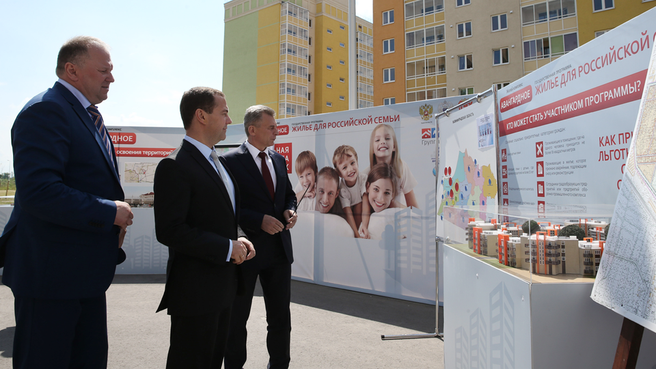 Осмотр информационных стендов о ходе жилищного строительства в Калининградской области