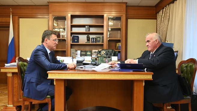 Александр Новак провел встречу с губернатором Костромской области Сергеем Ситниковым