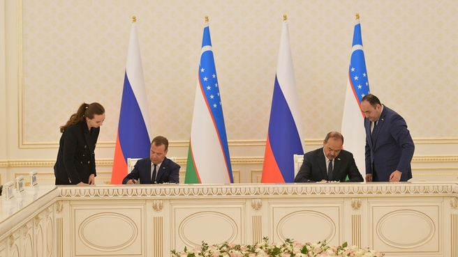 Подписание документов по завершении первого заседания Совместной комиссии на уровне глав правительств России и Узбекистана