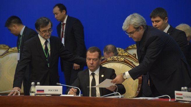 Signing of documents after an SCO Council of Heads of Government meeting