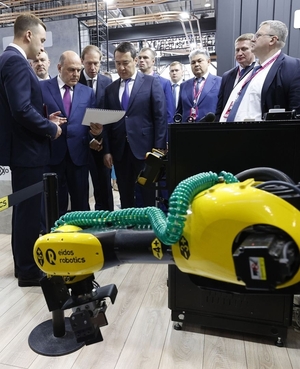 Mikhail Mishustin and Prime Minister of Kazakhstan Alikhan Smailov tour INNOPROM 2022. Looking at an A12 robotic arm from Eidos-Robotics. With Alexei Overchuk and Minister of Industry and Trade Denis Manturov. Director General of Eidos-Robotics Anton Suryaninov (far left)