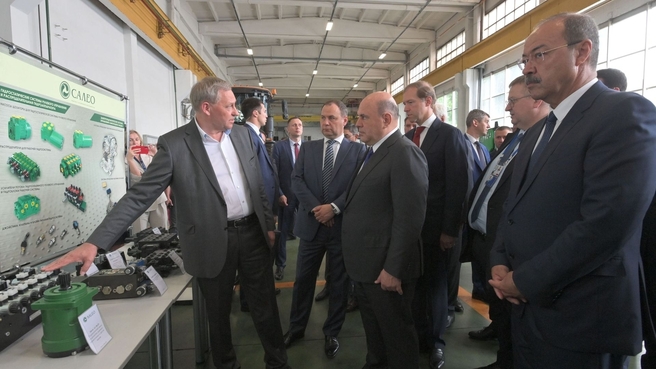 Mikhail Mishustin, Prime Minister of the Republic of Belarus Roman Golovchenko, and Prime Minister of the Republic of Uzbekistan Abdulla Aripov at Amkodor in Minsk. With Alexei Overchuk, Minister of Industry and Trade Denis Manturov and Alexander Shakutin, Chairman of the Board of Directors of  the Amkodor Holding Company and Deputy Director General for Long-Term  Development