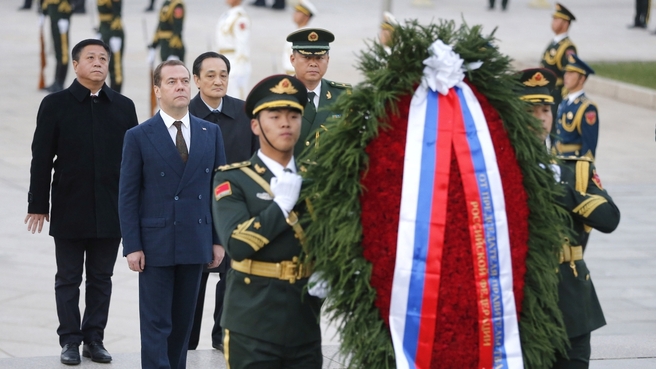 Dmitry Medvedev laying a wreath at the Monument to People’s Heroes in Tiananmen Square in Beijing