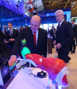 Mikhail Mishustin at the stand of the 3D Bioprinting Solution biotech research laboratory (Russia’s first bioprinter using patient cells). With Moscow Mayor Sergei Sobyanin