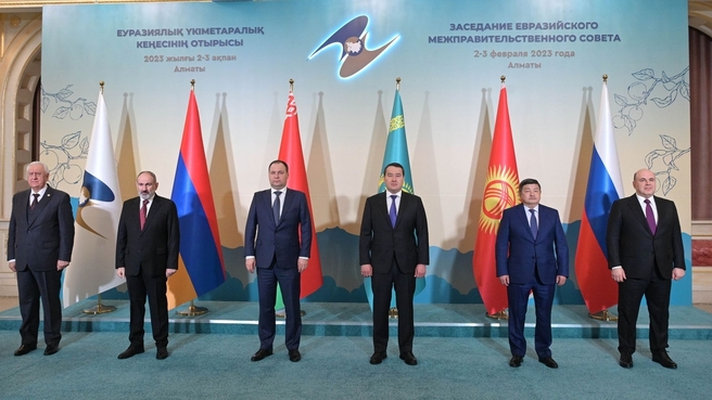 Heads of delegations taking part in the restricted meeting of the Eurasian Intergovernmental Council pose for a group photo