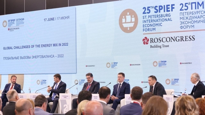Александр Новак на сессии «Глобальные вызовы энергобаланса – 2022» в рамках 25-го Петербургского международного экономического форума