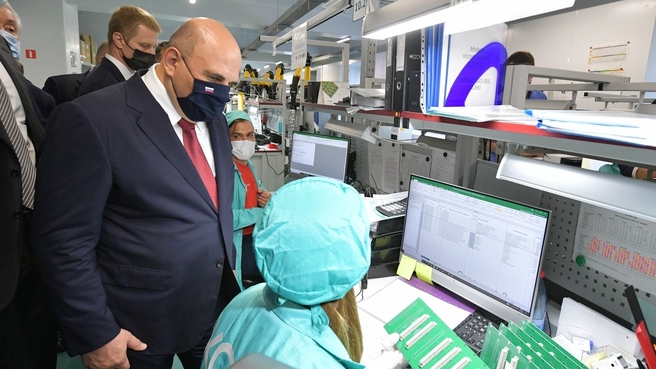 Михаил Мишустин посетил Промышленный технопарк «КСК» в Твери. Осмотр производства электронных плат