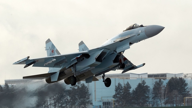 Российские авиастроители передали Минобороны России очередную партию многофункциональных истребителей Су-35С. Фото пресс-службы ПАО «ОАК»