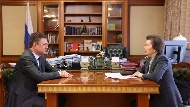 Александр Новак провёл рабочую встречу с губернатором Ханты-Мансийского автономного округа – Югры Натальей Комаровой