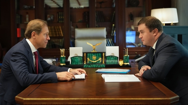 Денис Мантуров провёл встречу с губернатором Омской области Виталием Хоценко