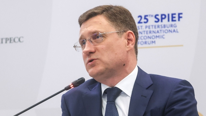 Александр Новак принял участие во втором дне ПМЭФ-2022